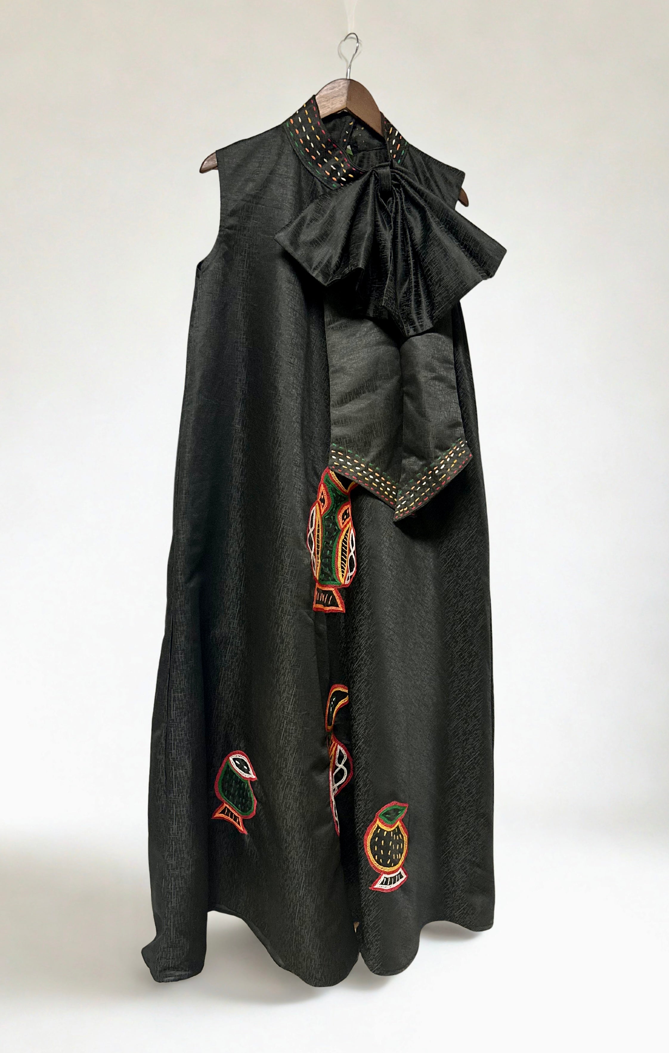 Black Bow Toghu Gown
